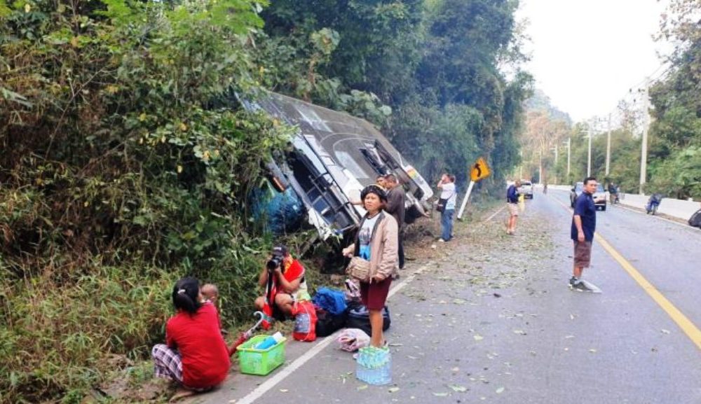 tour bus crashes Thailand