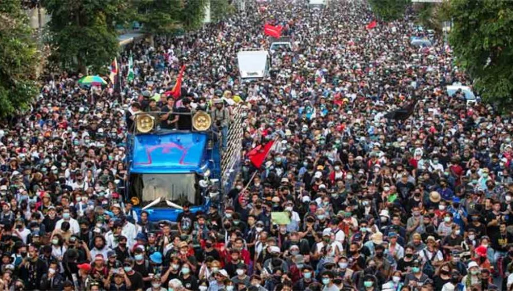 Thousands of Anti-Government Protesters March on Government House