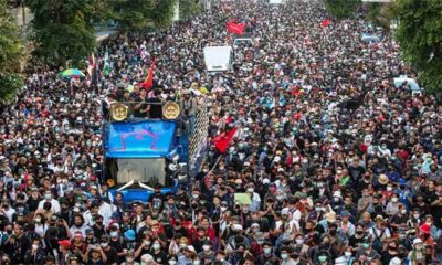 Thousands of Anti-Government Protesters March on Government House