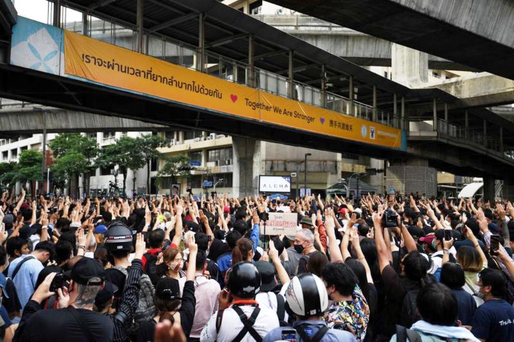 Anti-government Proesters, Bangkok, Thailand,'We Want Freedom' Thais Mass to Defy Emergency Decree