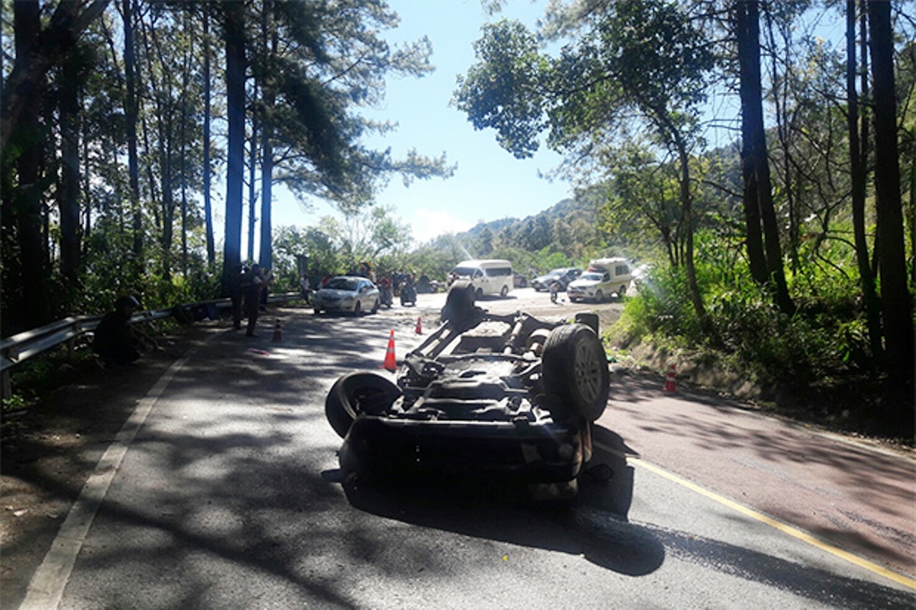 5 Killed after Pickup Crashes While Descending Doi Inthanon Mountain