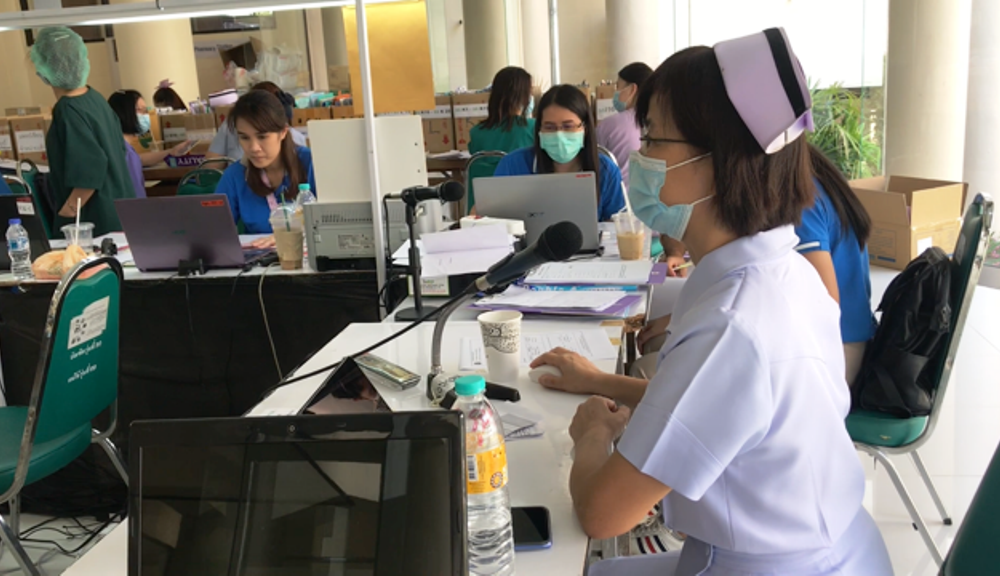 ‘Golden Voiced Nurse’ Gains Fans at Chiang Mai Covid Field Hospital