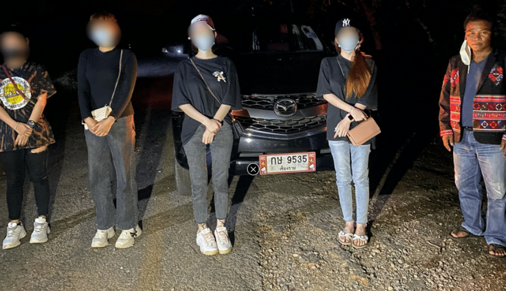 Police Arrest Smuggler and Thai Citizens Crossing into Chiang Rai Illegally