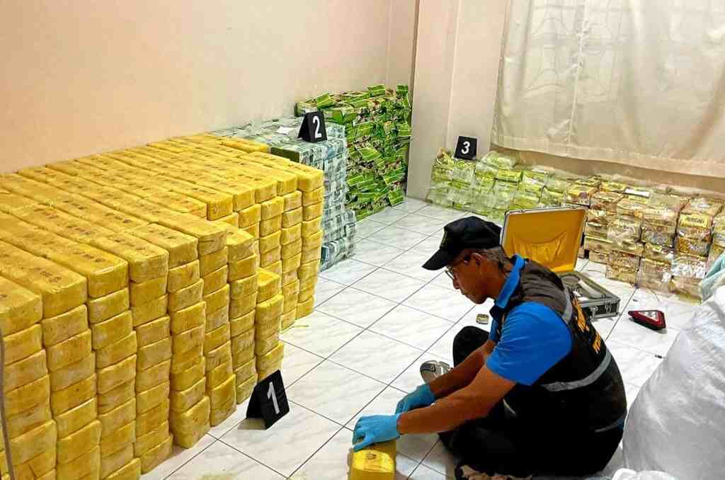 Thailand, Narcotics Police Make "Huge Drug Bust" in Central Thailand