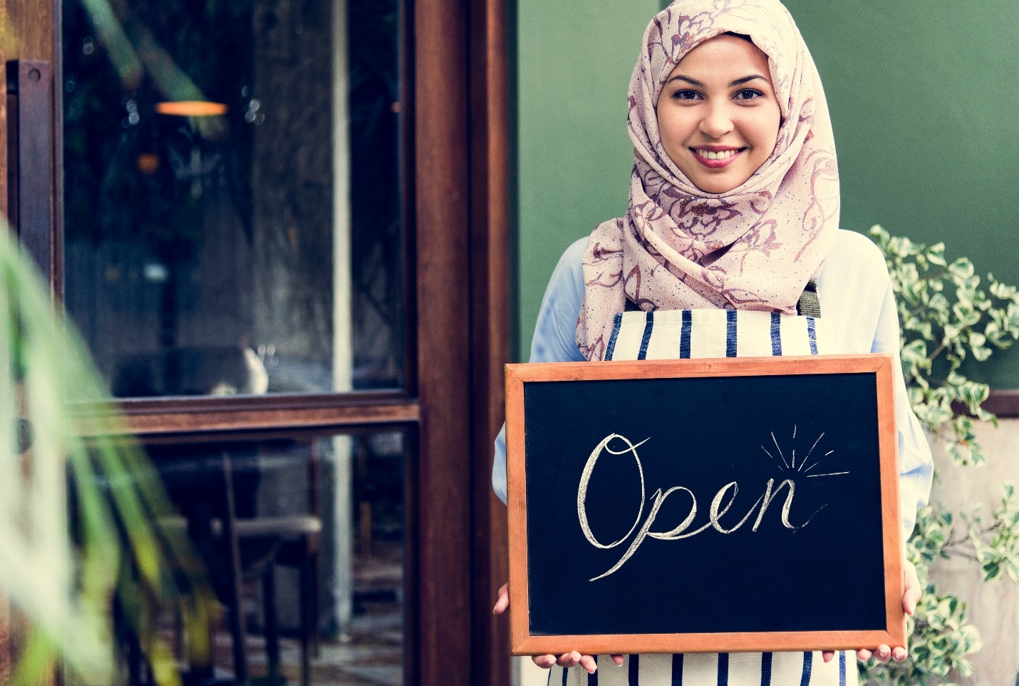 A person holding a sign

Description automatically generated with medium confidence