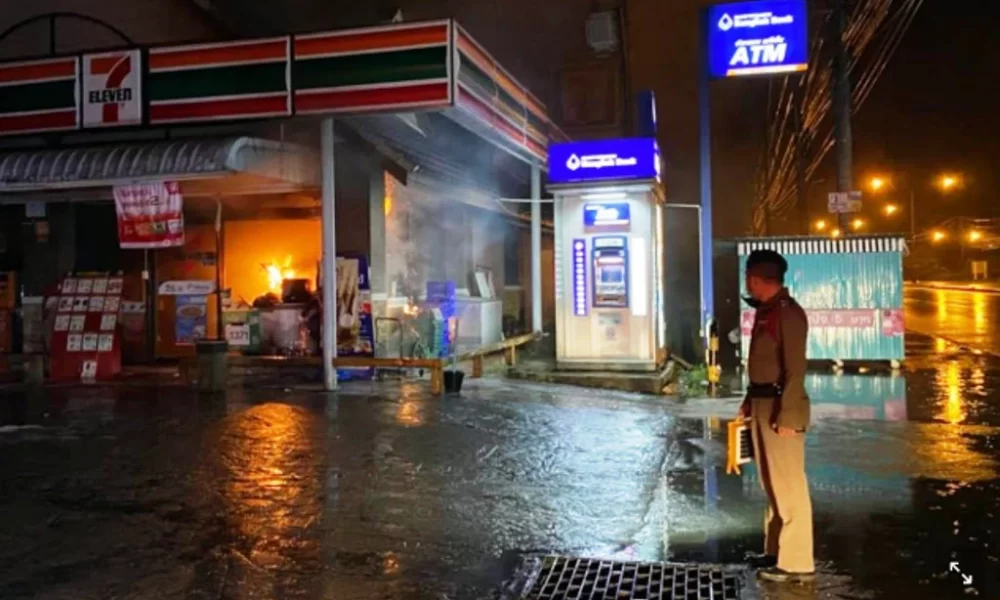 Man Robs then Torches 7-11 Store Escaping with US$30