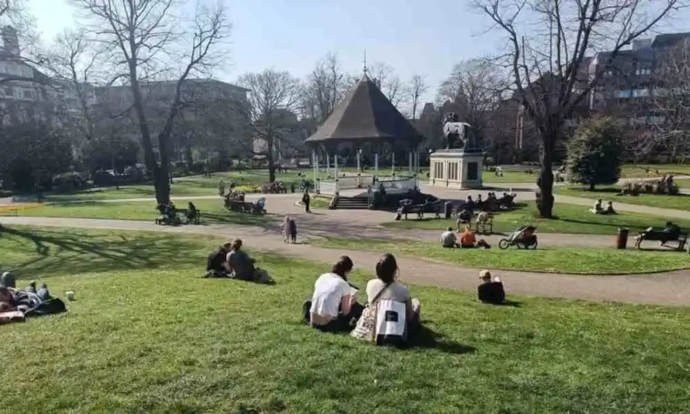 Easter Sunday: People enjoying the sunny weather at Forbury Gardens in Reading. (Image: Hannah Roberts)