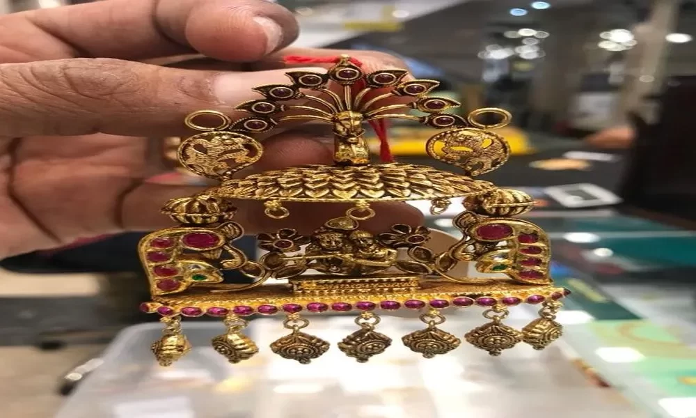 6 Radha Krishna Gold Pendant Designs Ornaments That Love Jewellery Lovers