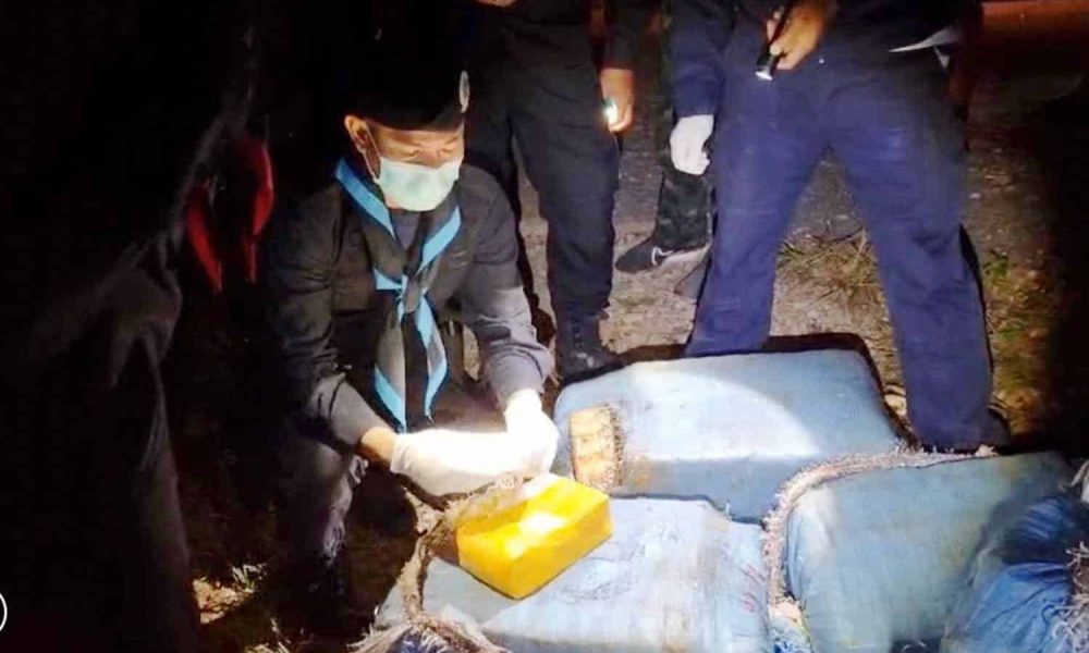 Soldiers in Chiang Rai Seize 3 Million Meth Pills, 2 Men Arrested