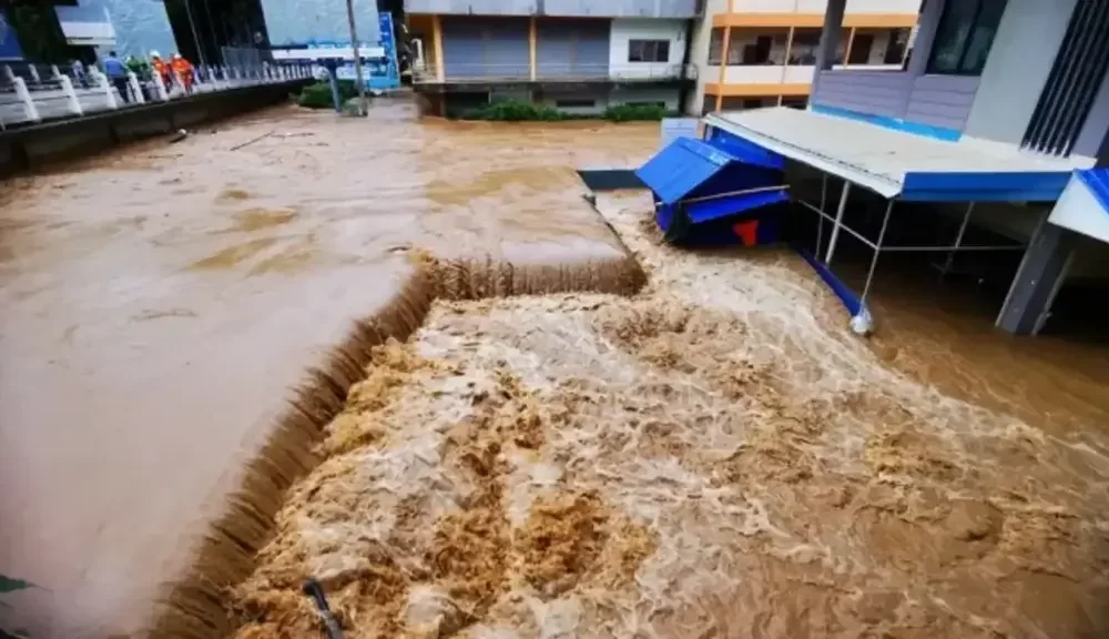 Chiang Rai's Mae Sai Flooded After Sai River Overflows