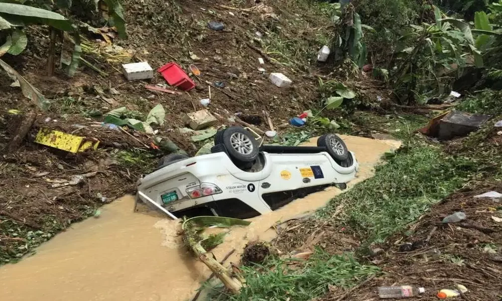 Phuket floods – Pedestrians, Field Hospital, Royal Donations
