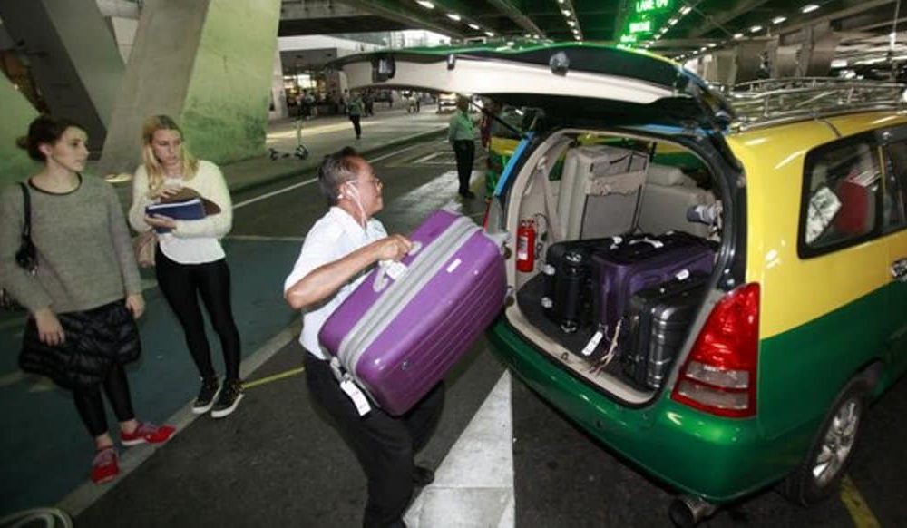 Taxi Drivers Threaten to Cut Service at Suvarnabhumi Airport