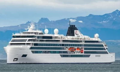 A Giant Wave Kills 1 And Injures 4 On The New Antarctic Cruise Ship