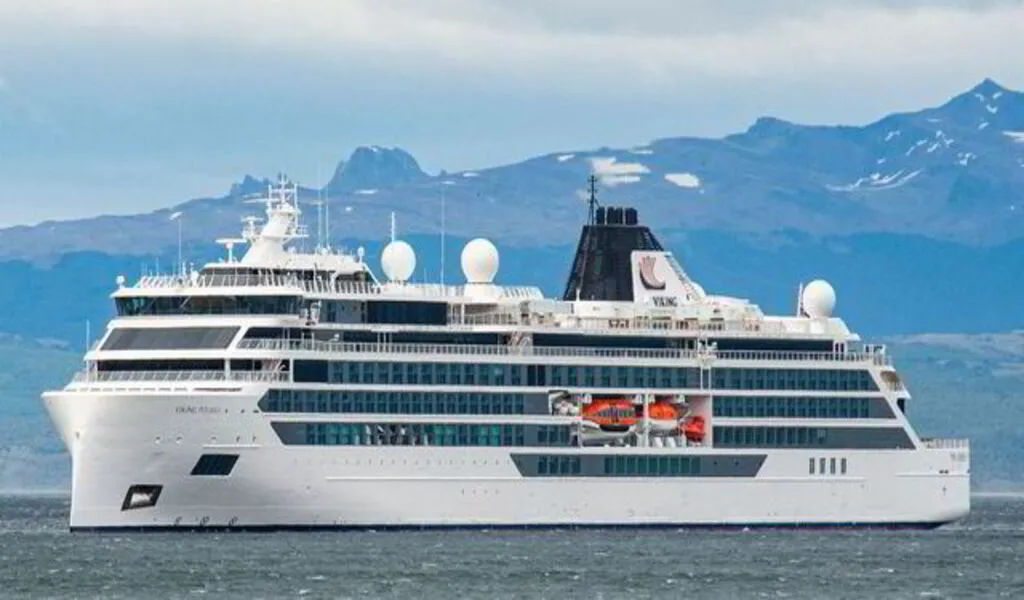 A Giant Wave Kills 1 And Injures 4 On The New Antarctic Cruise Ship