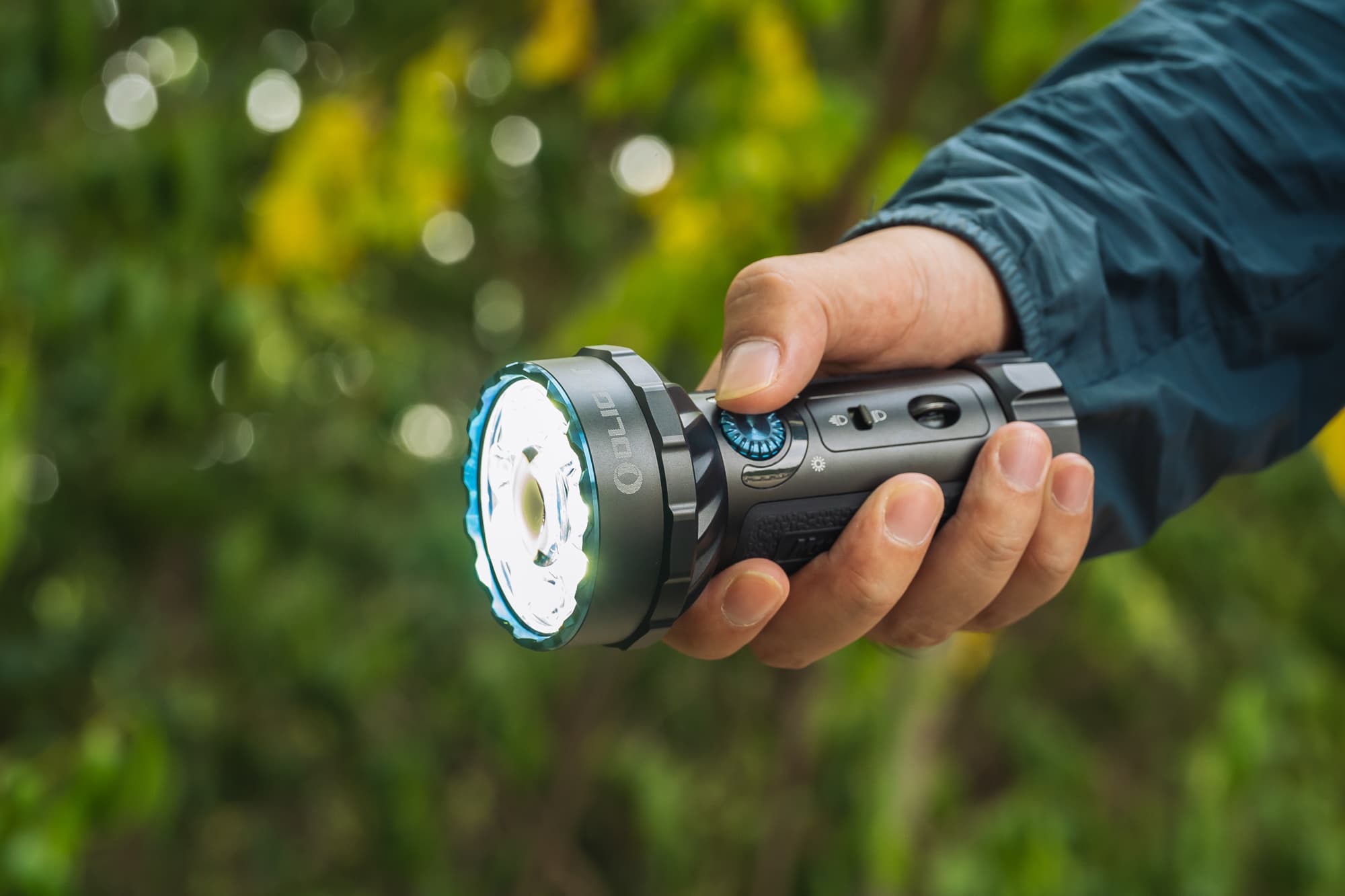 Marauder Mini Dual Beam Flashlight Gives 7 Brightness Levels