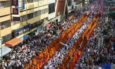 Over 10,000 Monks Gather for Buddhist Alms Offering in Thailand