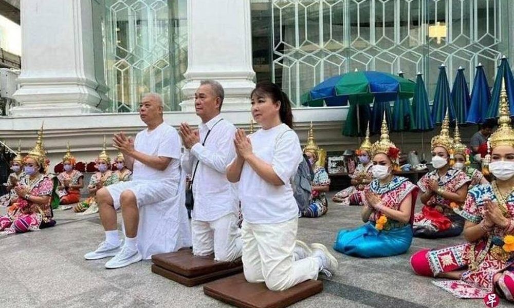 Veteran Actor Richard Low Employs 52 Thai Dancers for Erawan Shrine Ritual