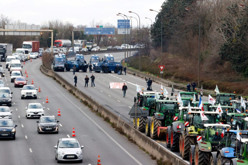 French Farmers Close in on Paris 