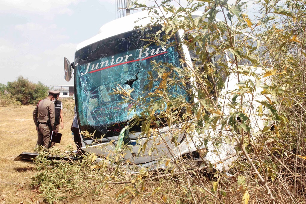 Tour Bus Crashes Injuring 37 Passengers in Central Thailand