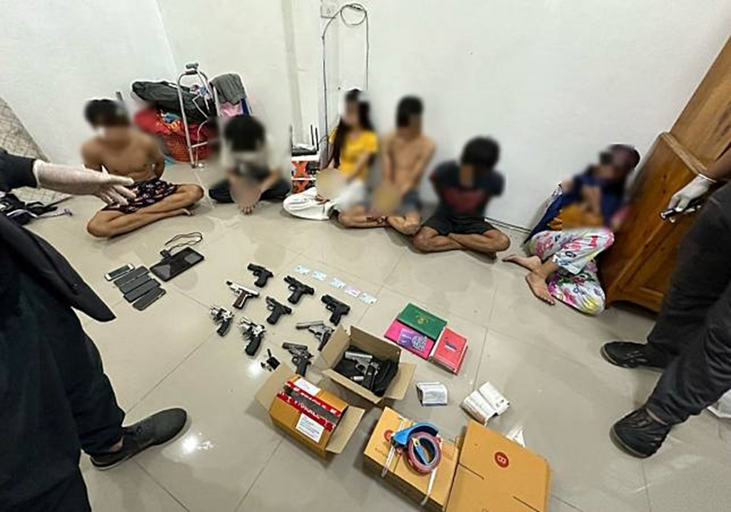 Bangkok police arrested members of a teenage gang in Nong Chok district