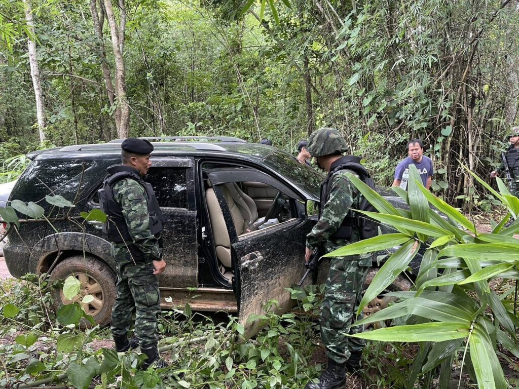 Soldier search abandoned vehicle 